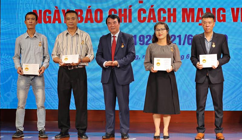 Trao Kỷ niệm chương vì sự nghiệp báo chí Việt Nam cho 5 hội viên Hội Nhà báo Lâm Đồng.