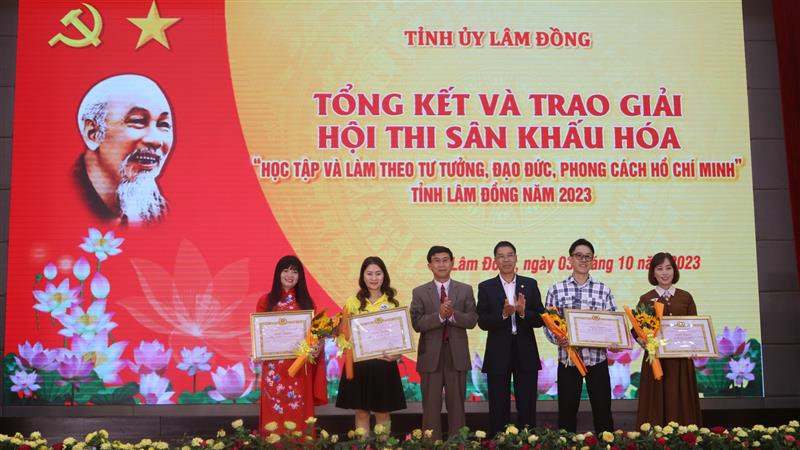 Đồng chí Phạm Kim Quang - Phó Hiệu trưởng Trường Chính trị tỉnh và đồng chí Nguyễn Thành Cơ - Phó Chánh Văn phòng Tỉnh ủy trao các giải thưởng phụ cho đội thi và thí sinh.