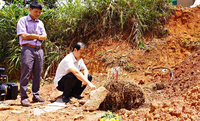 Quyền Bí thư Tỉnh uỷ Nguyễn Thái Học kiểm tra khu vực sạt lở đất làm 3 người dân thiệt mạng tại thôn Trung Tâm, xã Đạ K'Nàng.