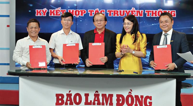 Báo Lâm Đồng cùng các đơn vị Công ty Cổ phần Hàng không VietJet, Ngân hàng Nam Á, Công ty TNHH MTV Nhôm Lâm Đồng, Công ty Thủy điện Đồng Nai ký kết hợp tác truyền thông.