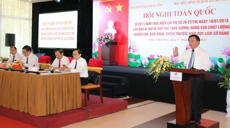 Đồng chí Nguyễn Xuân Thắng phát biểu kết luận và bế mạc Hội nghị.