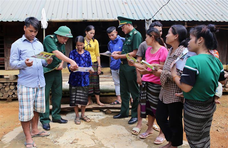 Bộ đội Biên phòng tỉnh Quảng Trị phát tờ rơi tuyên truyền về chủ trương, đường lối của Đảng, chính sách, pháp luật của Nhà nước cho nhân dân xã miền núi biên giới Ba Nang, huyện Đakrông, tỉnh Quảng Trị_Ảnh: TTXVN