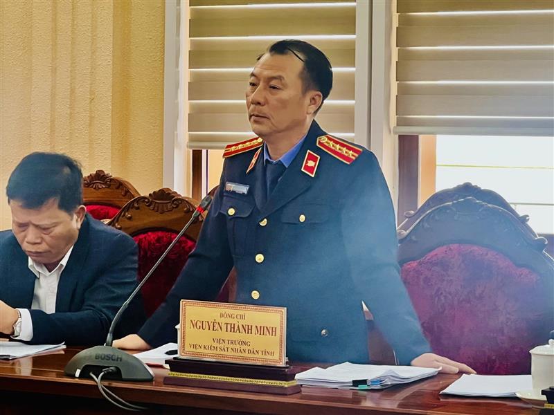 Viện trưởng Viện Kiểm sát Nhân dân tỉnh Lâm Đồng Nguyễn Thành Minh báo cáo kết quả thực hiện nhiệm vụ và nêu lên những khó khăn, tồn tại .