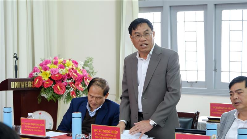 Đồng chí Võ Ngọc Hiệp - Phó Chủ tịch UBND tỉnh trả lời các kiến nghị của Trường Đại học Đà Lạt.