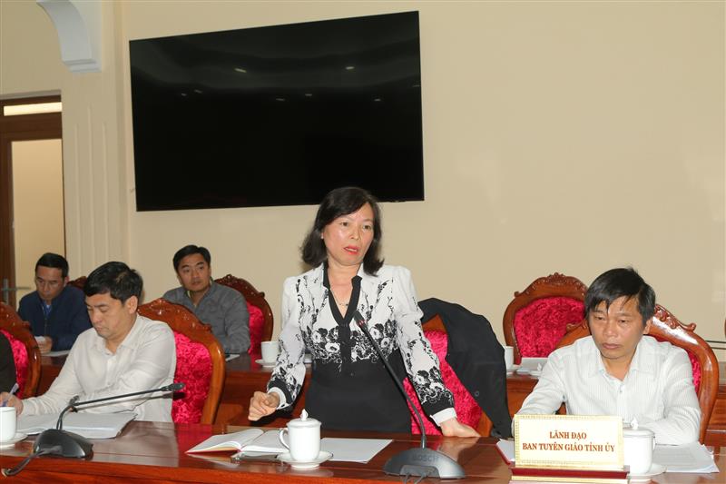 Phó Trưởng Ban Tuyên giáo Tỉnh ủy Nguyễn Thị Mỵ trao đổi ý kiến tại buổi làm việc