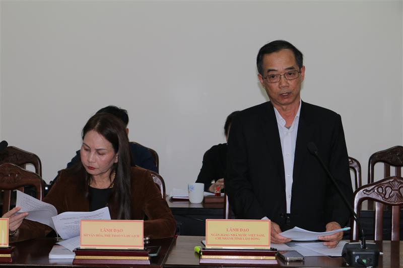 Đại diện lãnh đạo Ngân hàng Nhà nước Việt Nam chi nhánh tỉnh Lâm Đồng thông tin về việc thực hiện các giải pháp tạo thuận lợi cho người dân, doanh nghiệp tiếp cận vốn tín dụng, phục hồi hoạt động sản xuất kinh doanh.