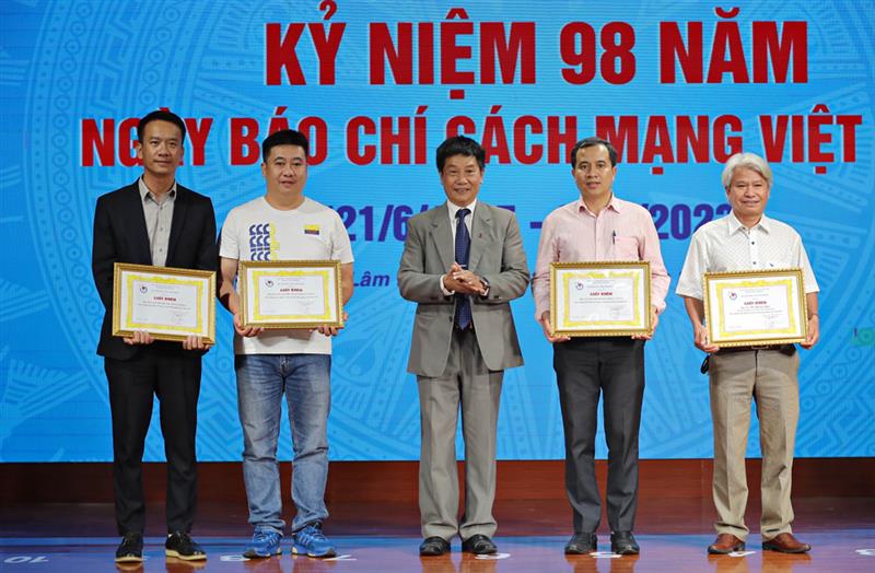 Khen thưởng đột xuất của Chủ tịch Hội Nhà báo tỉnh cho các cá nhân, tập thể có thành tích xuất sắc trong công tác hội.