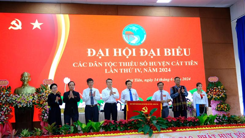 Lãnh đạo huyện Cát Tiên trao bức trướng chúc mừng Đại hội.