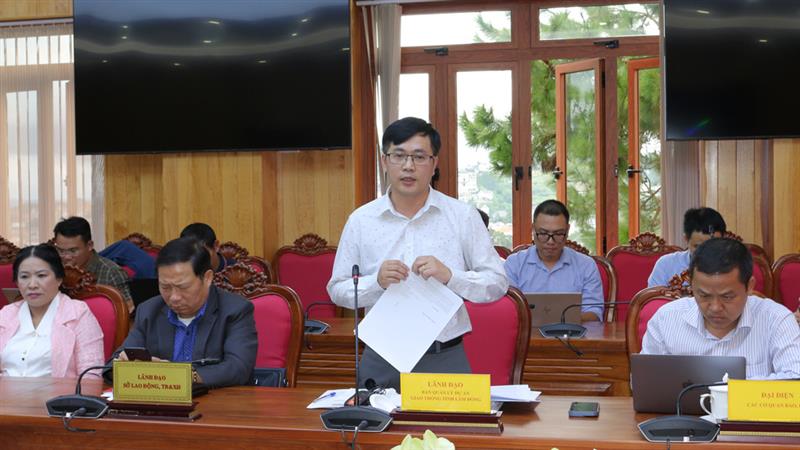 Đại diện lãnh đạo Ban Quản lý Dự án giao thông tỉnh Lâm Đồng thông tin về tiến độ thi công đèo Prenn và vụ tai nạn lao động làm 2 công nhân thương vong trong quá trình thi công đèo Prenn.