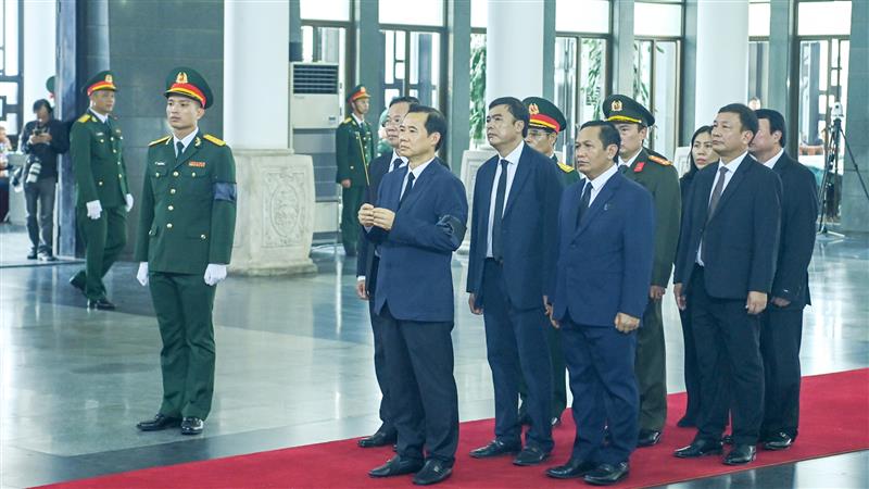Các đại biểu đoàn Lâm Đồng dâng hương viếng Tổng Bí thư Nguyễn Phú Trọng.