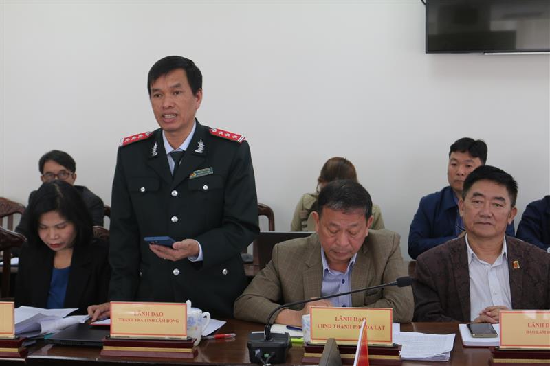 Đại diện lãnh đạo Thanh tra tỉnh thông tin về công trình sai phép ở Bảo Lâm.