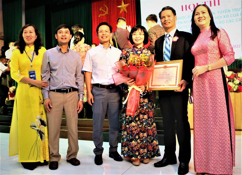 Đồng chí Đỗ Phương Thảo, Giám đốc Trung tâm Thông tin công tác Tuyên giáo- Ban Tuyên giáo Trung ương chụp hình lưu niệm với đoàn Lâm Đồng