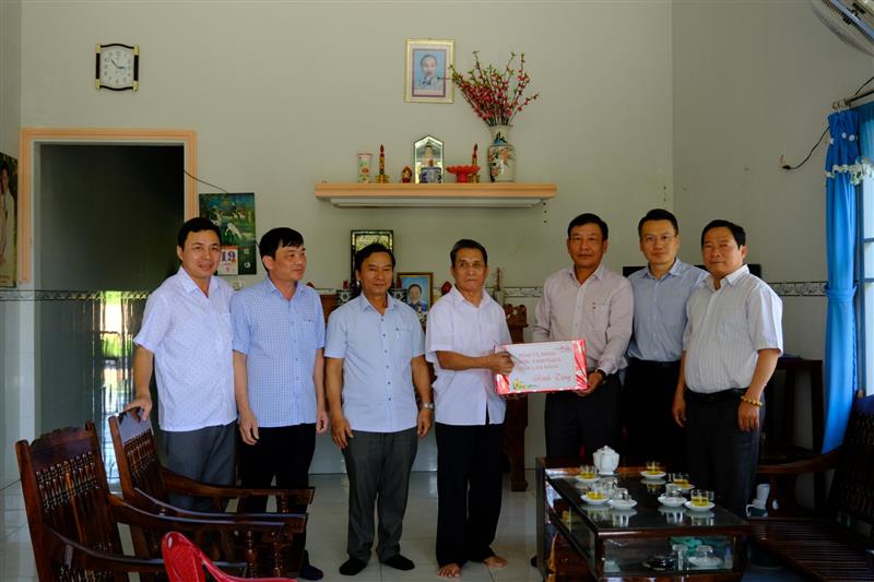 Đồng chí Bùi Thắng cùng đại diện lãnh đạo các sở ngành, địa phương trao tặng quà cho gia đình ông Trần Văn Phú.
