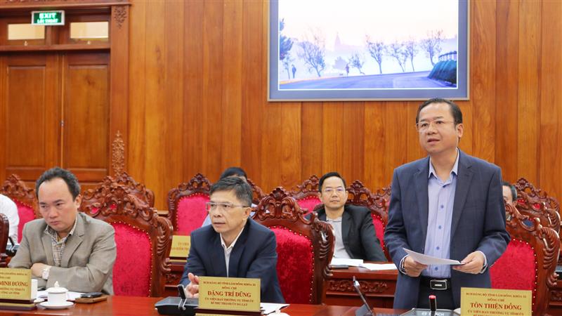Bí thư Thành ủy Bảo Lộc Tôn Thiện Đồng trao đổi về công tác quán triệt các nghị quyết, hướng dẫn quy chế bầu cử trong Đảng.