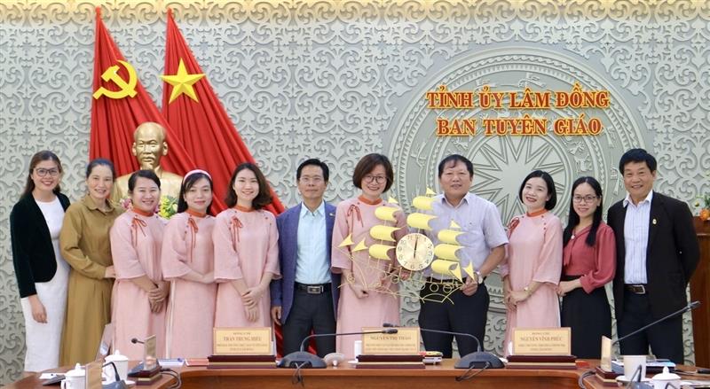 Đoàn công tác Học viện Chính trị khu vực II tặng quà lưu niệm cho tỉnh Lâm Đồng.