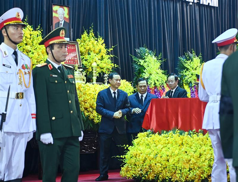Đoàn đại biểu tỉnh Lâm Đồng viếng Tổng Bí thư Nguyễn Phú Trọng.