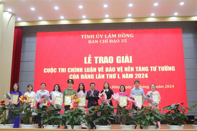 Đồng chí Nguyễn Tấn Lộc - Giám đốc Đài Phát thanh và Truyền hình tỉnh trao Giấy chứng nhận cho các tác giả, nhóm tác giả đạt giải khuyến khích