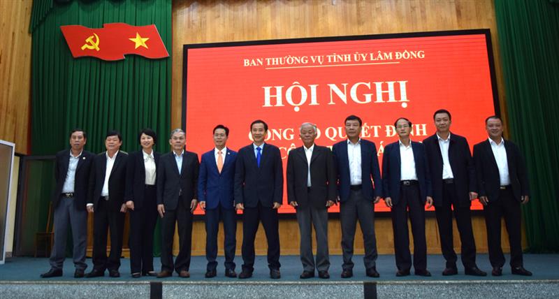 Các đồng chí lãnh đạo tỉnh chụp hình lưu niệm cùng lãnh đạo huyện Đức Trọng.