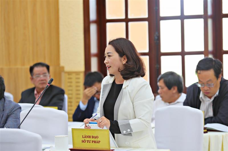 Đồng chí Trần Thị Mỹ Linh - Phó Giám đốc Sở Tư pháp nêu ký kiến đề xuất phát huy việc thi tuyển vào vị trí cán bộ chủ chốt của các Sở .
