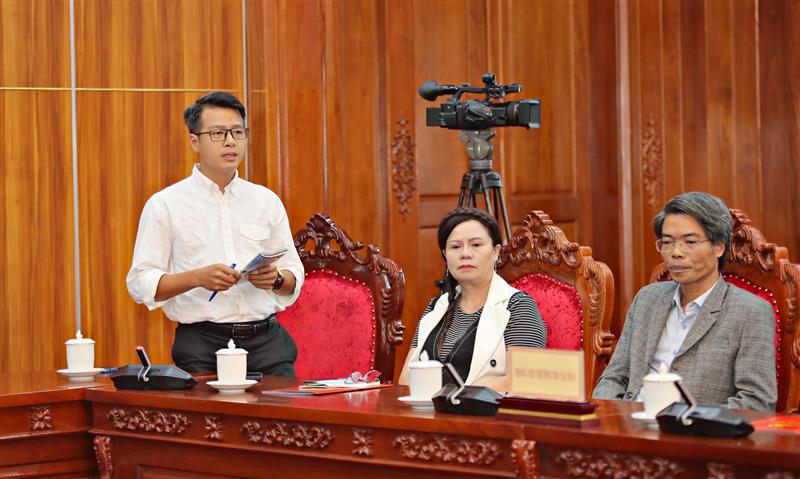 Nhà báo Mai Vinh - Văn phòng thường trú Báo Tuổi Trẻ tại Lâm Đồng phát biểu tại buổi gặp mặt.