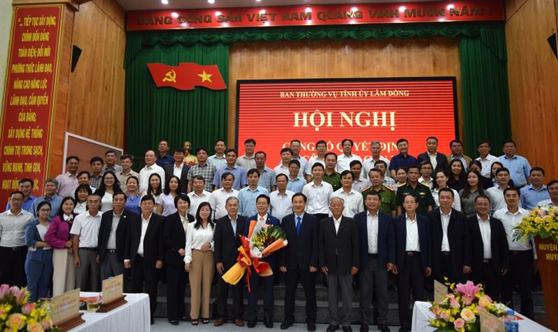 Quyền Bí thư Tỉnh ủy Lâm Đồng Nguyễn Thái Học chụp hình lưu niệm cùng các đại biểu dự hội nghị.