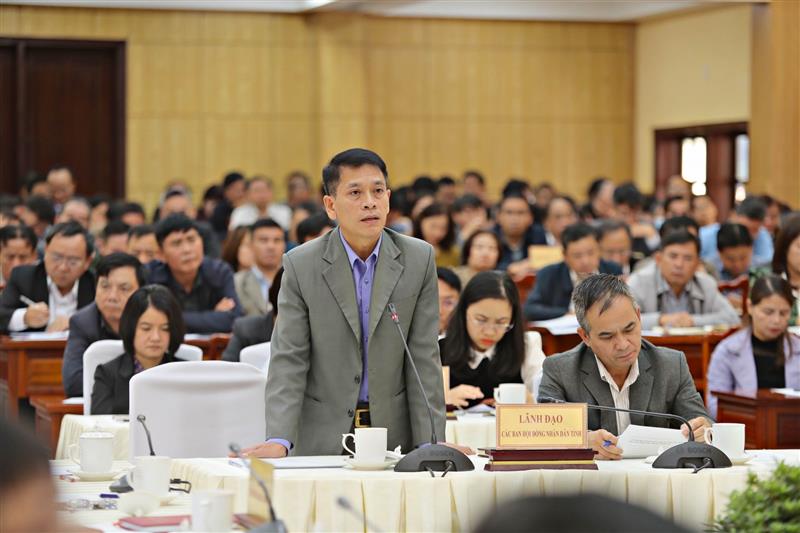 Đồng chí Huỳnh Quang Lộc - Phó Trưởng Ban Pháp chế, Hội đồng Nhân dân tỉnh ý kiến về việc tổ chức, thực thi các quy định của Đảng và Nhà nước về công tác cán bộ hiện nay.