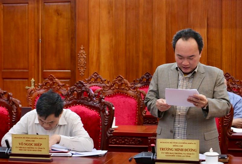Giám đốc Công an tỉnh Lâm Đồng Trương Minh Đương trao đổi về công tác nắm tình hình, bảo vệ chính trị nội bộ trên địa bàn tỉnh.