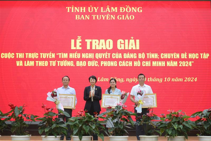 Đồng chí Phạm Thị Phúc – Phó Bí thư Tỉnh ủy, Chủ tịch HĐND tỉnh trao Giấy khen cho các tập thể có thành tích xuất sắc trong triển khai Cuộc thi trực tuyến Tìm hiểu nghị quyết của Đảng bộ tỉnh; chuyên đề học tập và làm theo tư tưởng, đạo đức, phong cách Hồ Chí Minh năm 2024