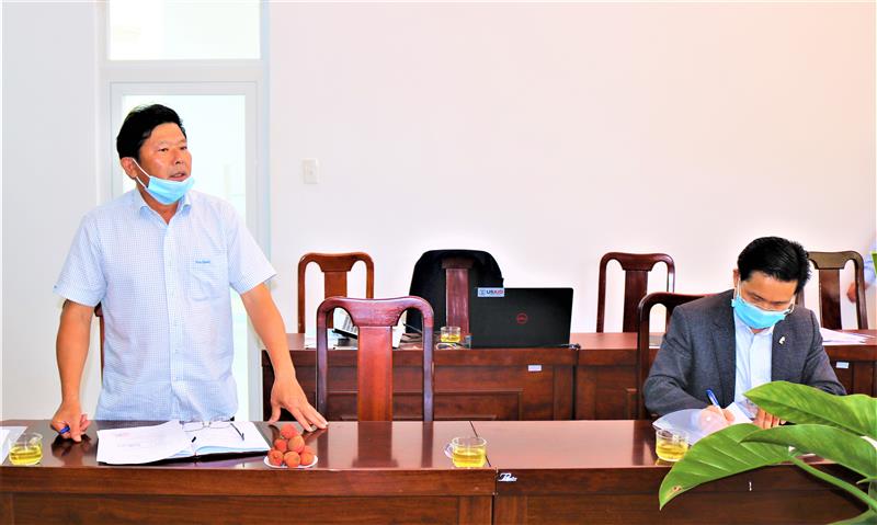 Đồng chí Hoàng Tất Dương, Giám đốc Quỹ Bảo vệ và phát triển rừng Lâm Đồng phát biểu tại hội nghị