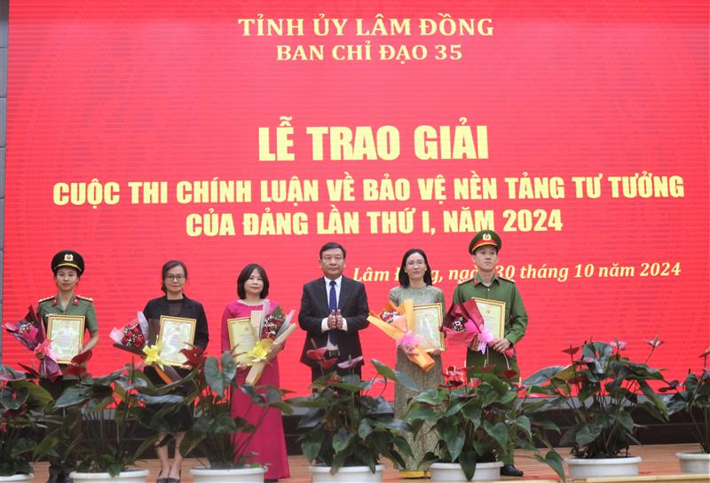 Đồng chí Bùi Thắng - Ủy viên Ban Thường vụ, Trưởng Ban Tuyên giáo Tỉnh ủy trao Giấy chứng nhận cho các tác giả đạt giải B Cuộc thi chính luận về bảo vệ nền tảng tư tưởng của tỉnh Lâm Đồng