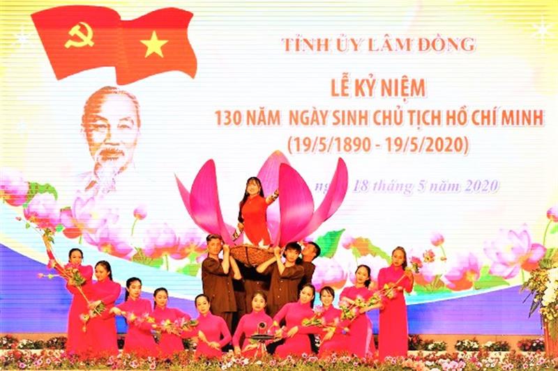 Tiết mục văn nghệ chào mừng tại  tại lễ kỷ niệm 130 năm ngày sinh Chủ tịch Hồ Chí Minh