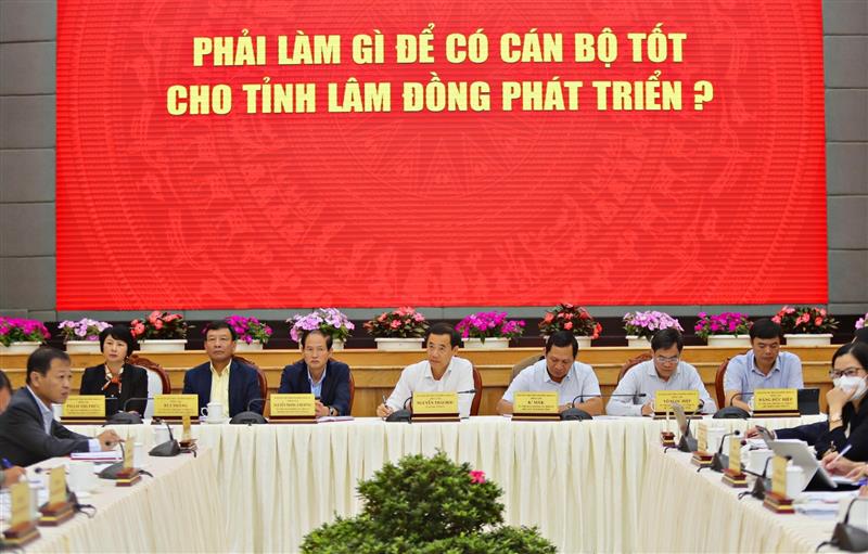 Đồng chí Nguyễn Thái Học - Quyền Bí thư Tỉnh ủy và các đồng chí ủy viên Ban Thường vụ Tỉnh ủy chủ trì buổi gặp mặt.