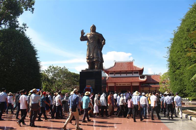 Các học viên tham quan Bảo tàng Quang Trung.