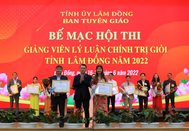 Đồng chí Nguyễn Tiến Dũng, Tỉnh ủy viên, Phó trưởng Ban thường trực Ban Tổ chức Tỉnh ủy trao giải nhì cho 2 thí sinh Nguyễn Thị Thiện và Bùi An Hùng