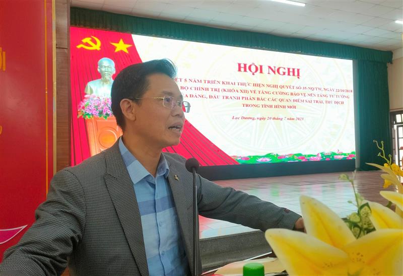 Đồng chí Trần Trung Hiếu - Phó Trưởng ban Thường trực Ban Tuyên giáo Tỉnh ủy phát biểu tại hội nghị.