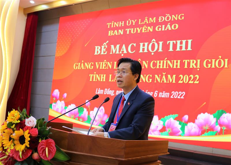 Đồng chí Trần Trung Hiếu - Phó trưởng Ban Thường trực Ban Tuyên giáo Tỉnh ủy phát biểu đánh giá tổng kết Hội thi