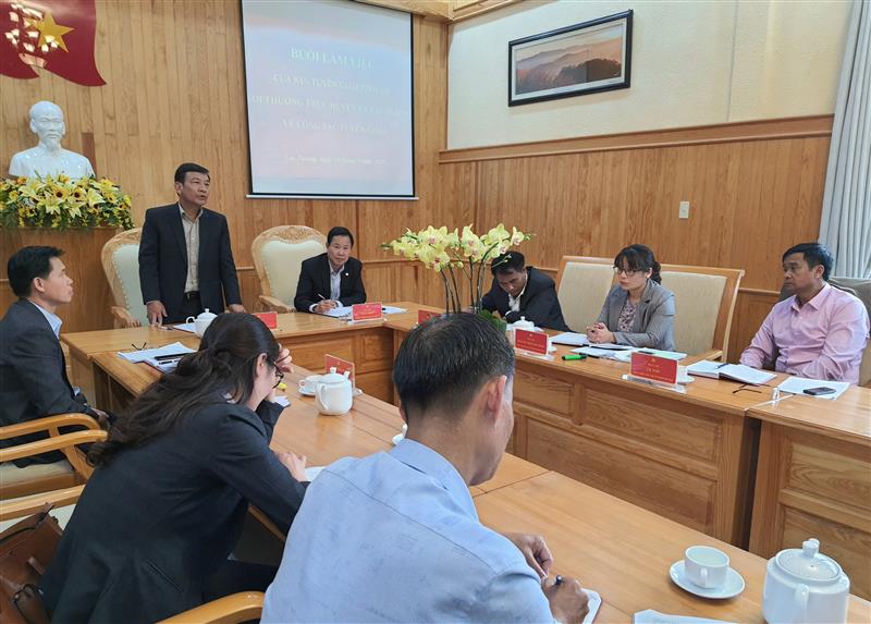 Ban Tuyên giáo Tỉnh ủy làm việc với Thường trực Huyện ủy Lạc Dương về công tác Tuyên giáo. Ảnh Thanh Hồng.