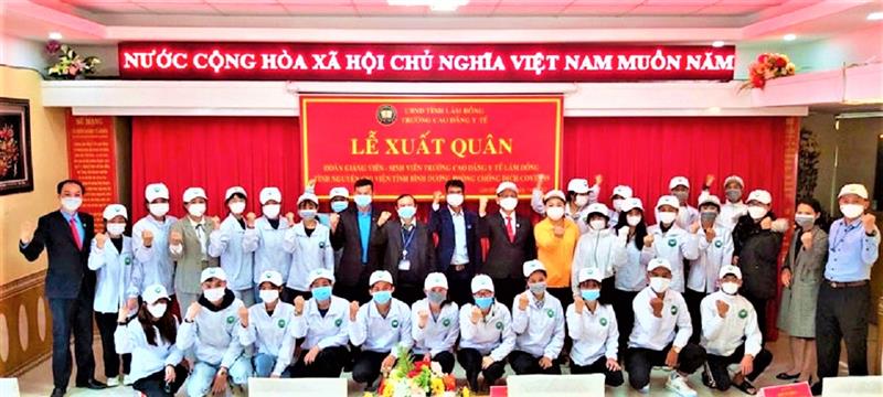 BGH, giáo viên và đội sinh viên tình nguyện về vùng dịch của Trường CĐ Y tế Lâm Đồng trước giờ lên đường.