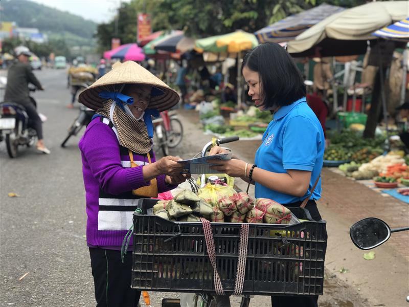 Viên chức BHXH huyện Lâm Hà tuyên truyền, vận động người lao động tự do tham gia BHXH tự nguyện.