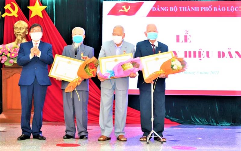 Bí thư Thành ủy Bảo Lộc Nguyễn Văn Triệu trao Huy hiệu 75 năm tuổi Đảng cho các đảng viên lão thành