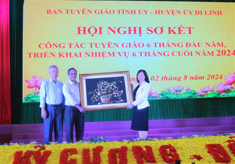 Ban Tuyên giáo Tỉnh ủy tặng quà lưu niệm cho Thường trực Huyện ủy Di Linh.