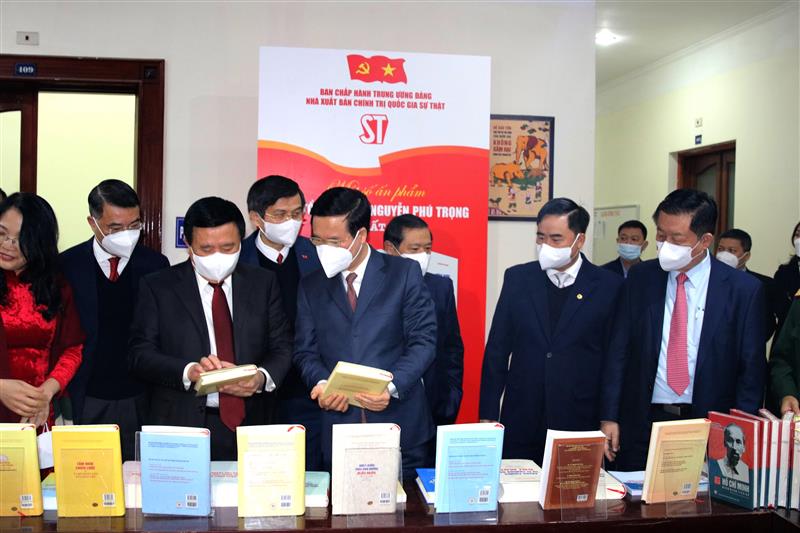 Các đại biểu dự lễ ra mắt cuốn sách “Một số vấn đề lý luận và thực tiễn về chủ nghĩa xã hội và con đường đi lên chủ nghĩa xã hội ở Việt Nam”