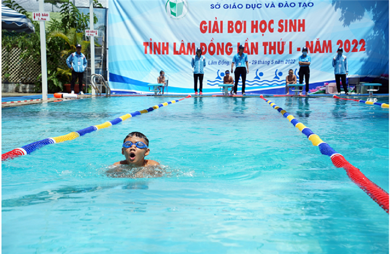 Các học sinh tranh tài “Giải Bơi học sinh tỉnh Lâm Đồng lần thứ I, năm 2022”