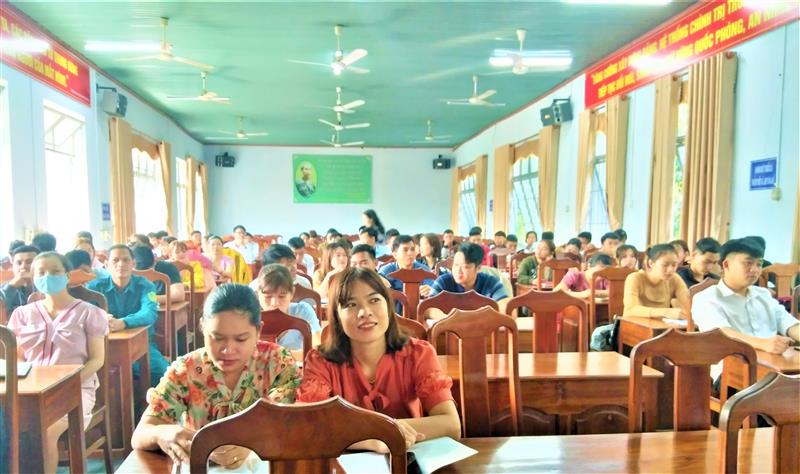 Các quần chú ưu tú tham gia Lớp nhận thức về Đảng do Huyện ủy Đạ Huoai tổ chức.