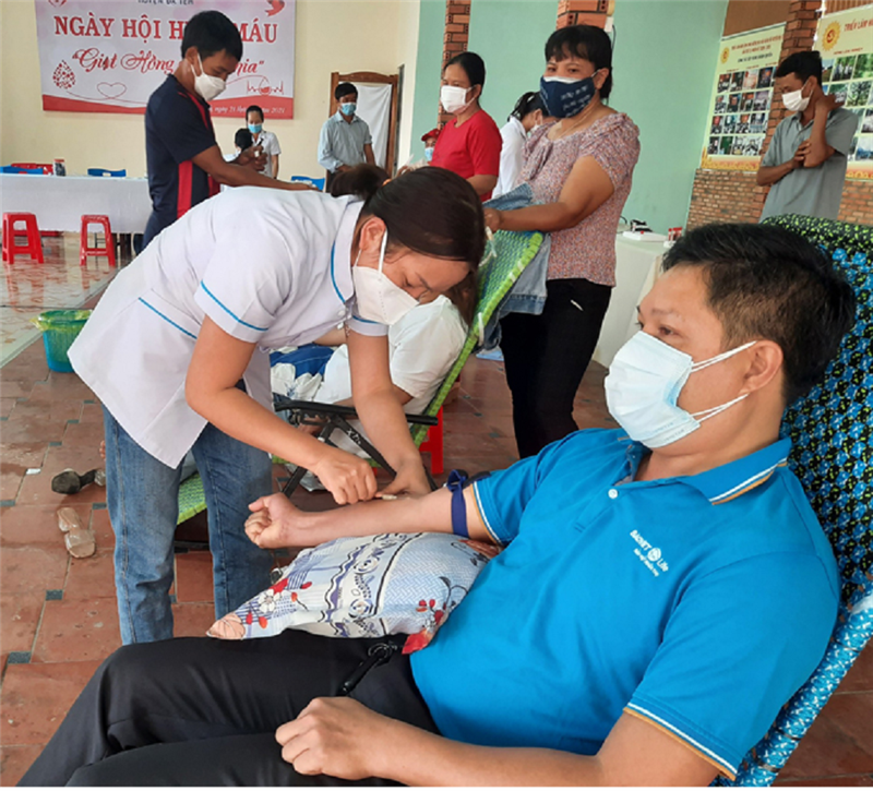 Cán bộ, công chức, đoàn viên, hội viên các cơ quan huyện Đạ Tẻh hiến máu tình nguyện.