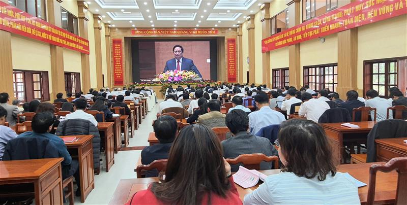 Cán bộ, đảng viên học tập nghị quyết nhằm nâng cao trình độ chính trị, phục vụ công tác. Ảnh Thanh Hồng.