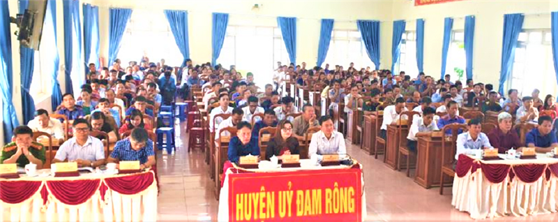 Cán bộ, đảng viên huyện Đam Rông học tập, quán triệt Nghị quyết của Đảng.