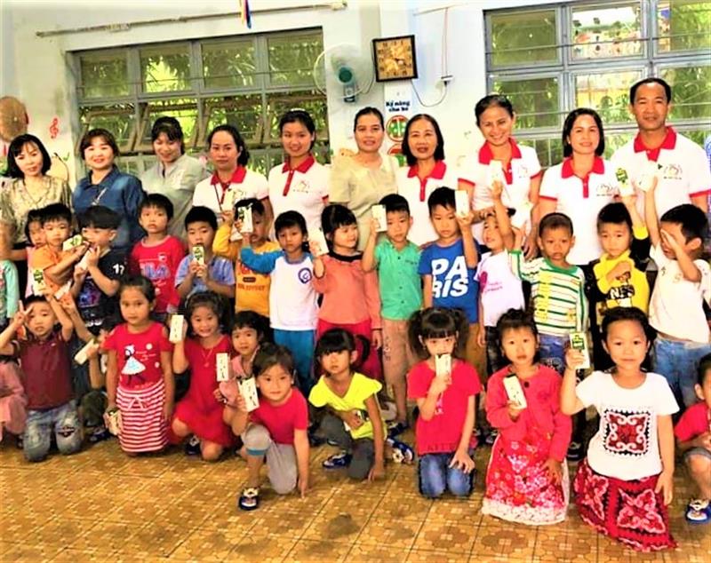 CLB thiện nguyện Hiểu được trái tim tặng sữa cho các em học sinh Trường mẫu giáo Tân Văn.