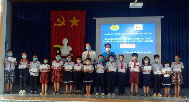 Công ty TNHH MTV Xổ số kiến thiết tỉnh Lâm Đồng trao học bổng cho các em học sinh huyện Cát Tiên vượt khó học giỏi.