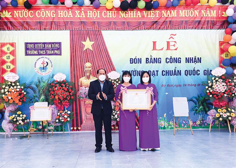 Đại diện Ban Giám hiệu Trường THCS Trần Phú đón bằng công nhận trường đạt chuẩn quốc gia